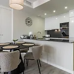 Le2e- Modern New-build Flat Near The Apartment